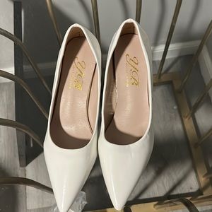 Women shoes new never been use